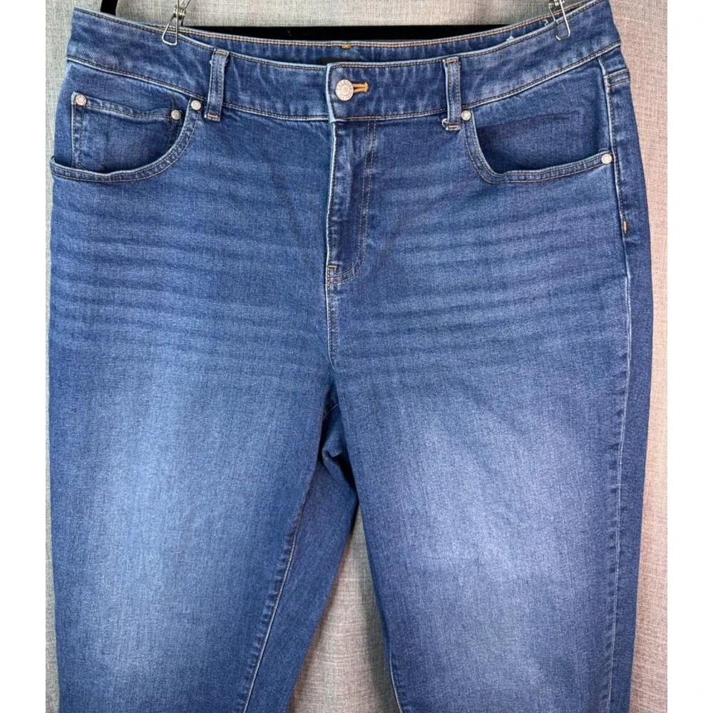 Talbot's Women's Everyday Relaxed Jeans Size 16 Sonia Wash - Picture 2 of 7
